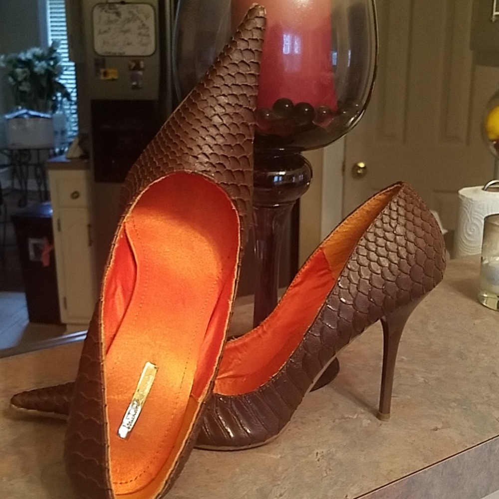 Pointed toe heels